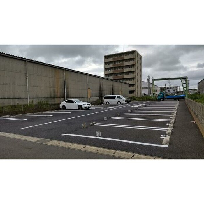 物件外観写真4　(駐車場)