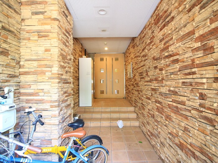 物件外観写真2　(エントランス部分)