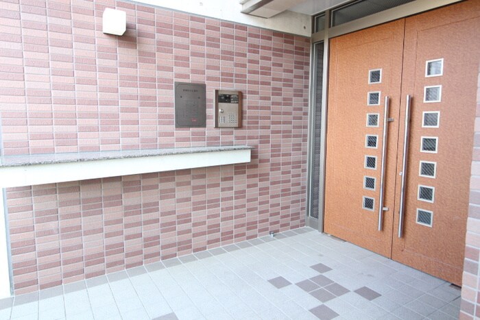 物件外観写真3　(エントランス部分)