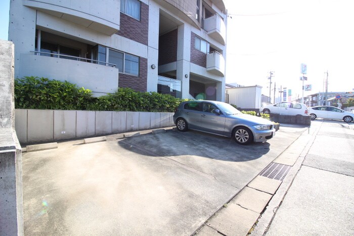 物件外観写真4　(駐車場)