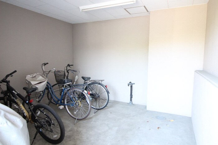 物件外観写真5　(駐輪場)