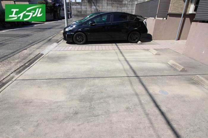 物件外観写真2　(駐車場)