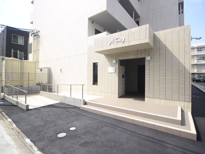 物件外観写真2　(エントランス部分)