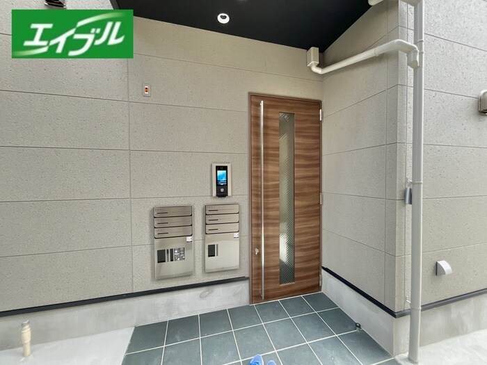 物件外観写真4　(エントランス部分)