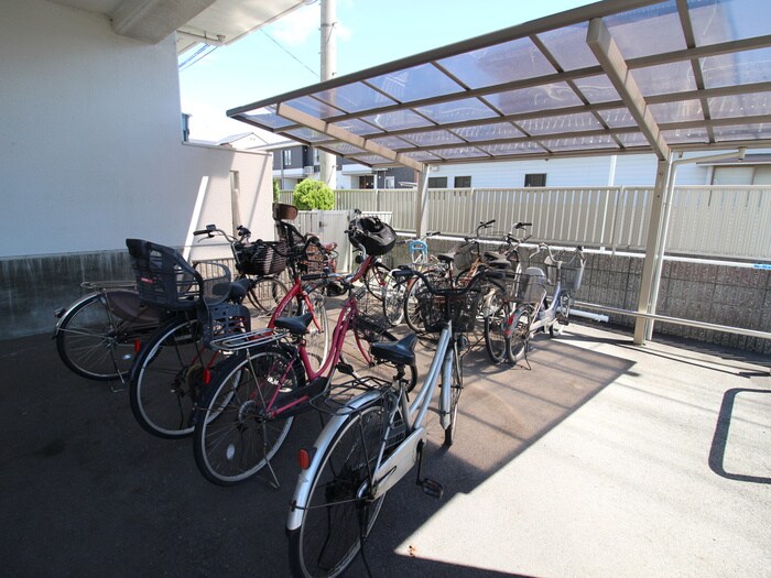 物件外観写真4　(駐輪場)