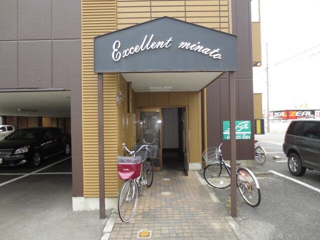 物件外観写真2　(エントランス部分)