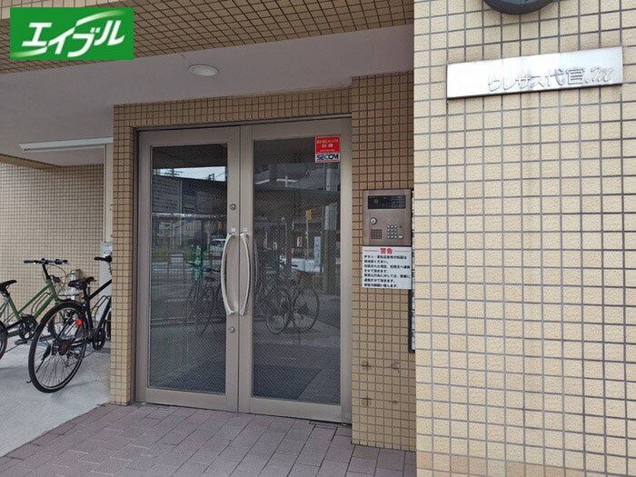 物件外観写真2　(エントランス部分)