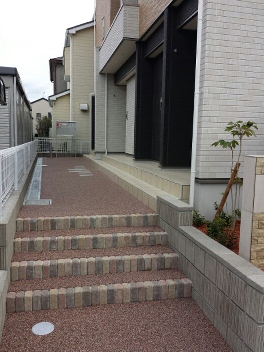 物件外観写真4　(エントランス部分)