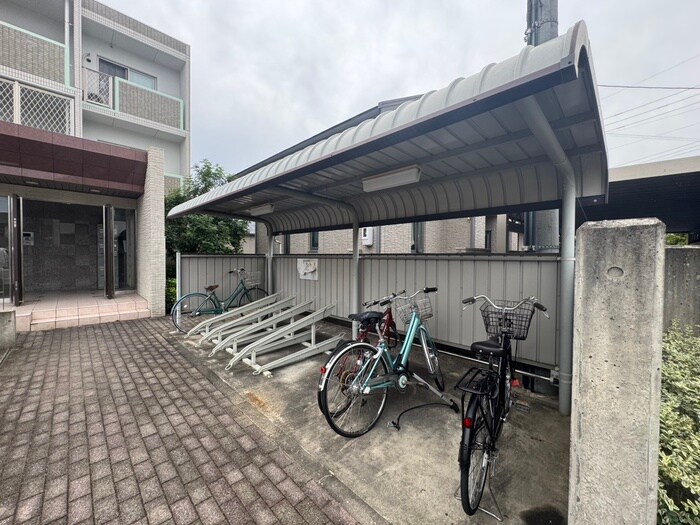 物件外観写真4　(駐輪場)
