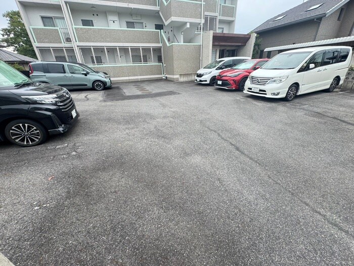 物件外観写真5　(駐車場)