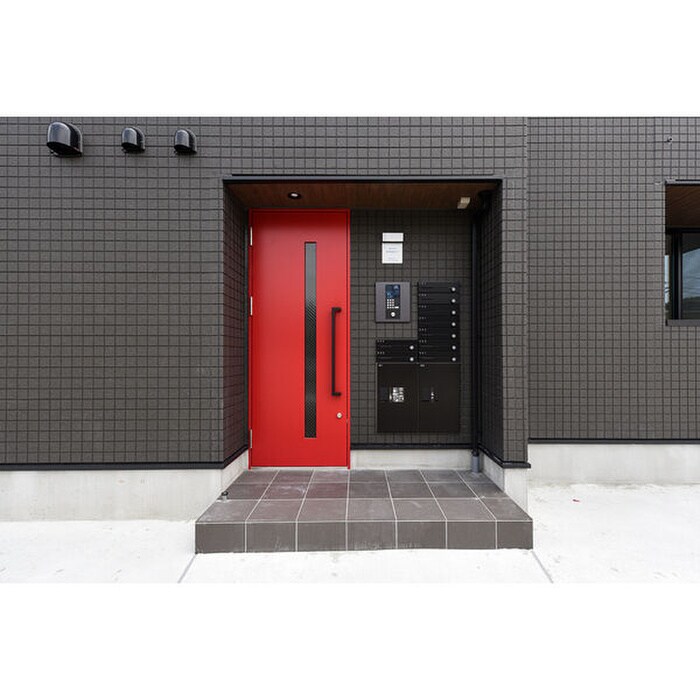 物件外観写真5　(エントランス部分)