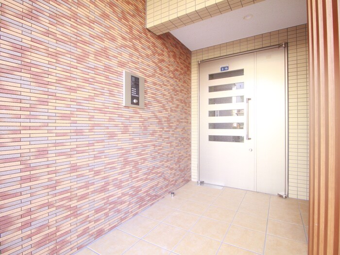 物件外観写真2　(エントランス部分)