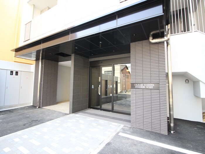 物件外観写真3　(エントランス部分)