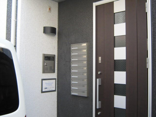 物件外観写真2　(エントランス部分)