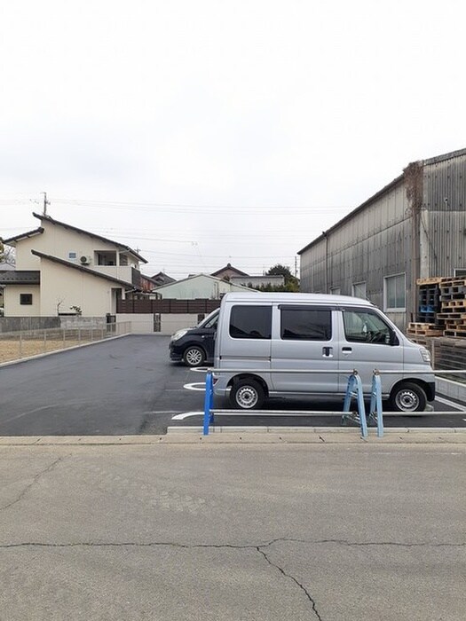 物件外観写真3　(駐車場)