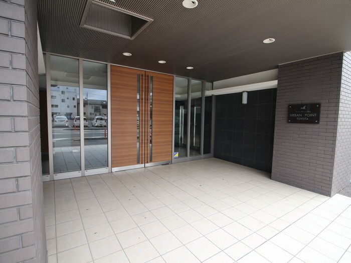 物件外観写真3　(エントランス部分)