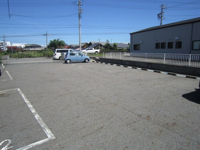 物件外観写真3　(駐車場)