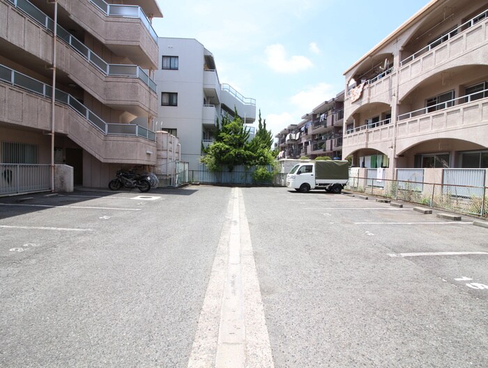 物件外観写真5　(駐車場)