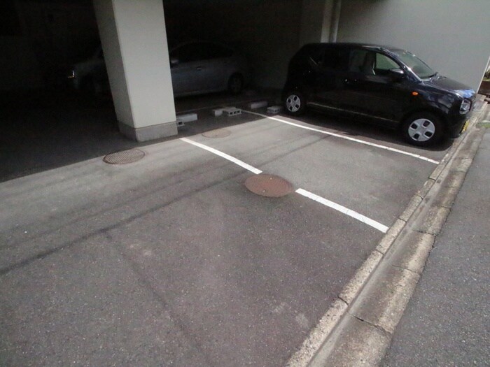 物件外観写真3　(駐車場)