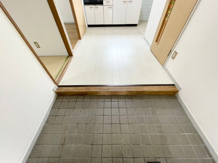 物件内観写真16　(玄関)