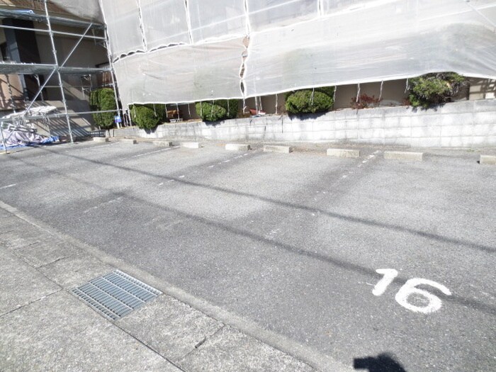 物件外観写真4　(駐車場)