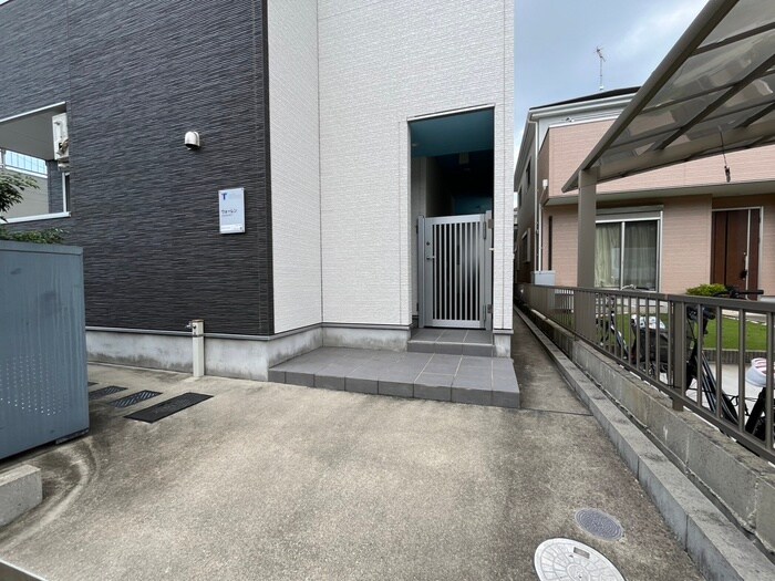 物件外観写真2　(エントランス部分)