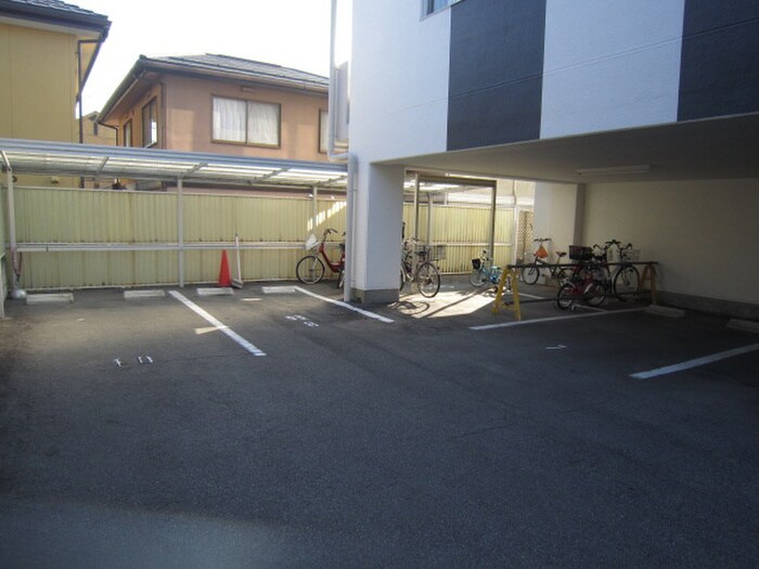 物件外観写真3　(駐輪場)