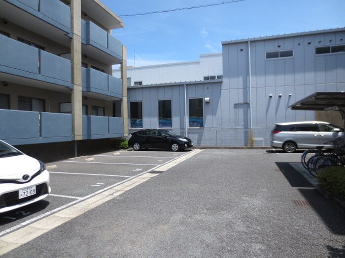 物件外観写真4　(駐車場)