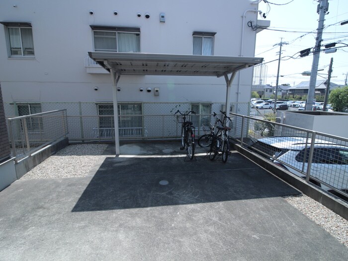 物件外観写真3　(駐輪場)