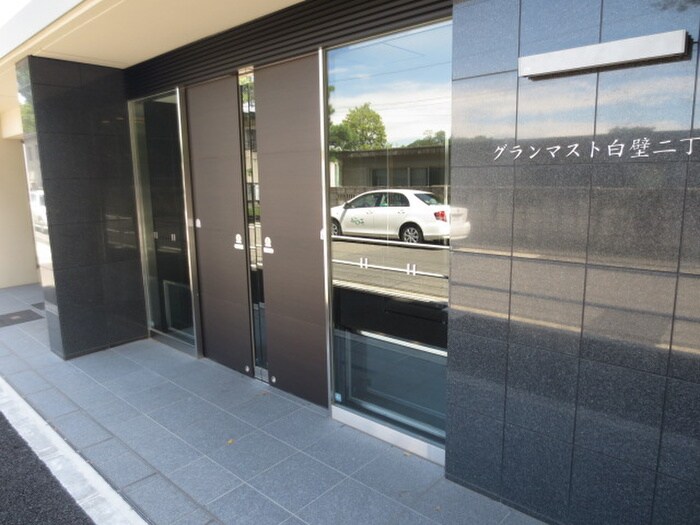 物件外観写真4　(エントランス部分)