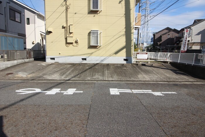 物件外観写真4　(駐車場)