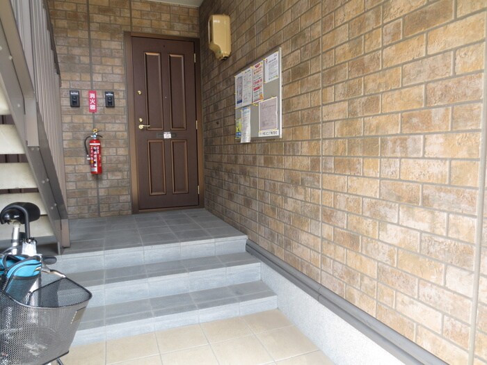 物件外観写真2　(エントランス部分)