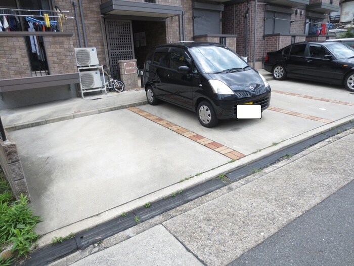 物件外観写真3　(駐車場)