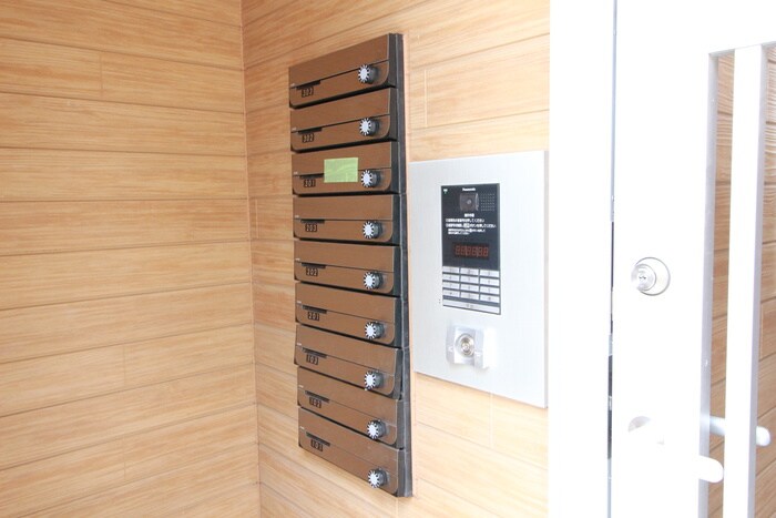 物件外観写真6　(エントランス部分)