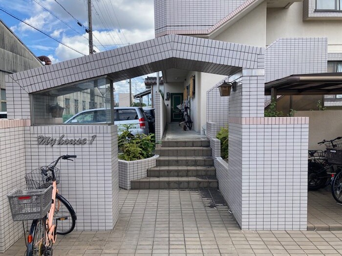 物件外観写真3　(エントランス部分)