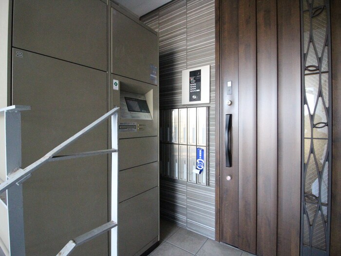 物件外観写真3　(エントランス部分)