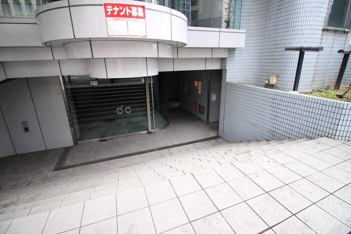 物件外観写真4　(エントランス部分)