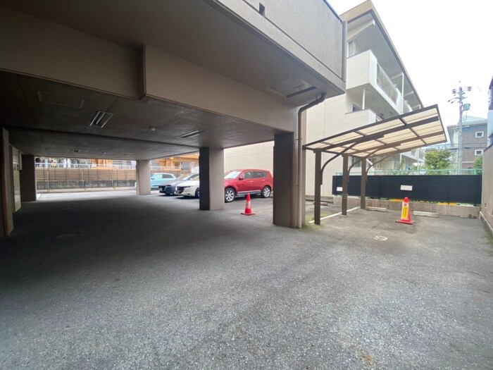 物件外観写真5　(駐車場)