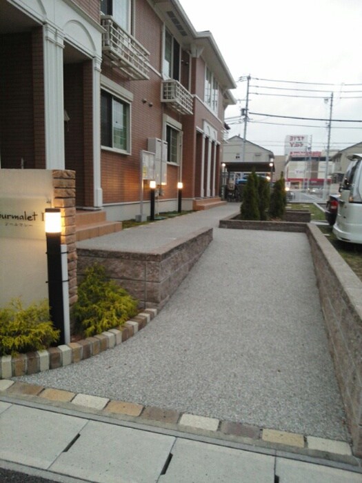 物件外観写真2　(エントランス部分)