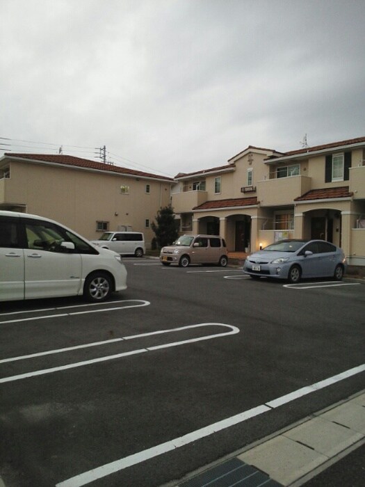 物件外観写真4　(駐車場)