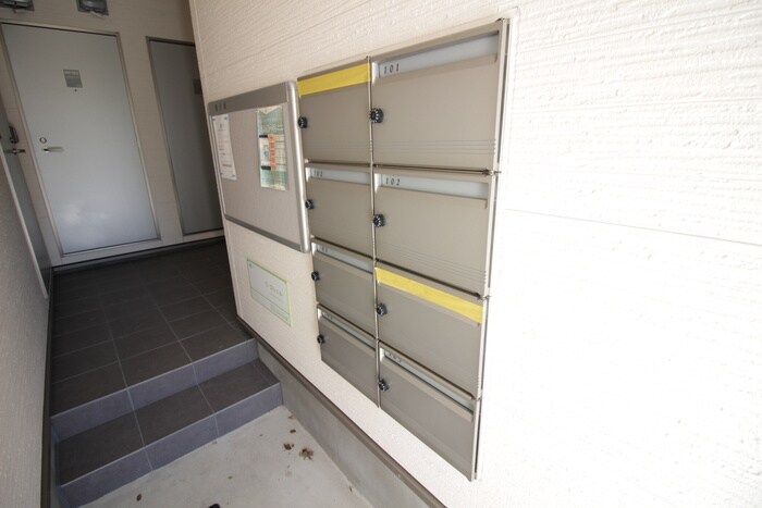 物件外観写真6　(エントランス部分)