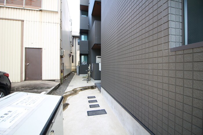 物件外観写真6　(エントランス部分)