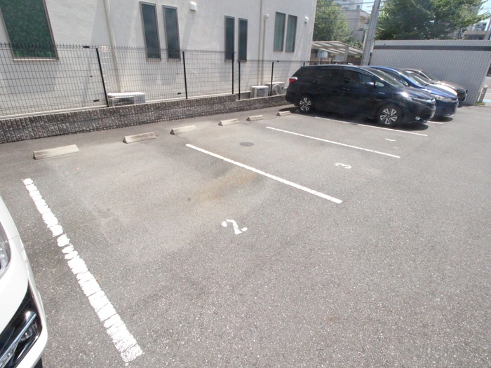 物件外観写真4　(駐車場)