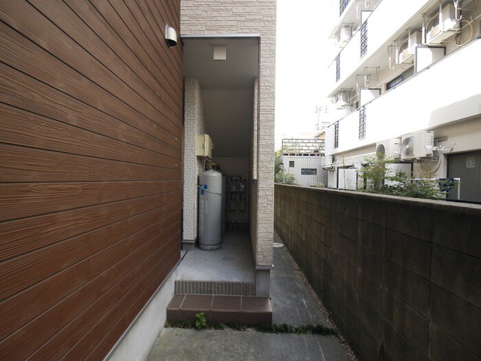 物件外観写真4　(エントランス部分)