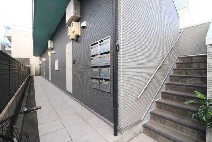 物件外観写真4　(エントランス部分)