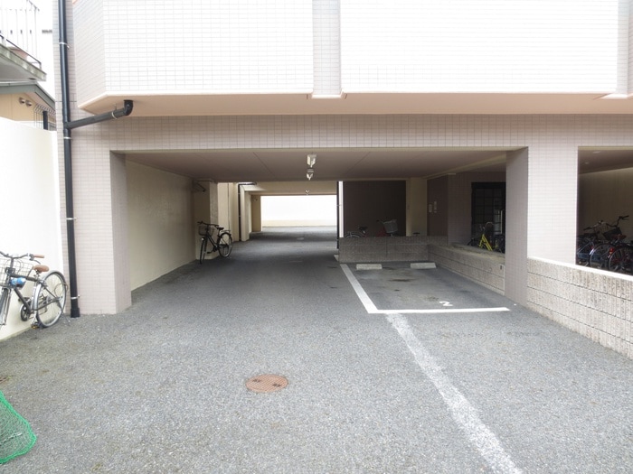 物件外観写真4　(駐車場)