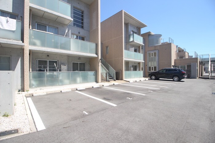 物件外観写真2　(駐車場)