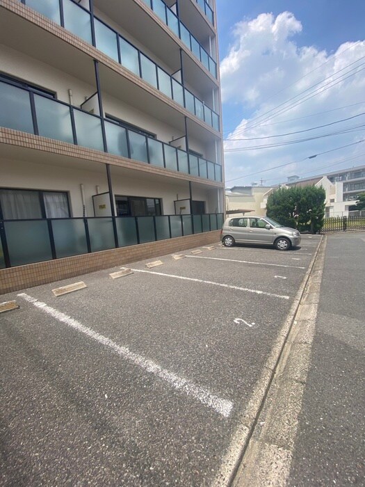 物件外観写真2　(駐車場)