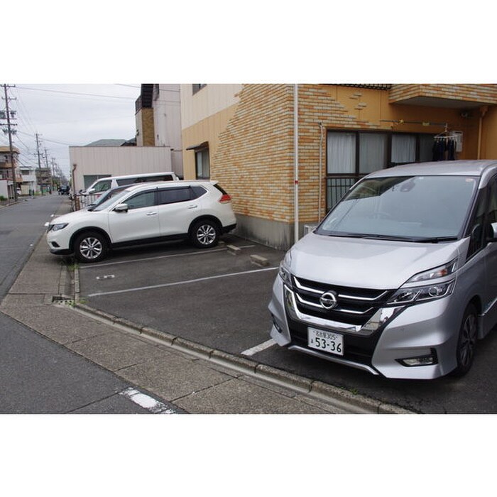 物件外観写真4　(駐車場)