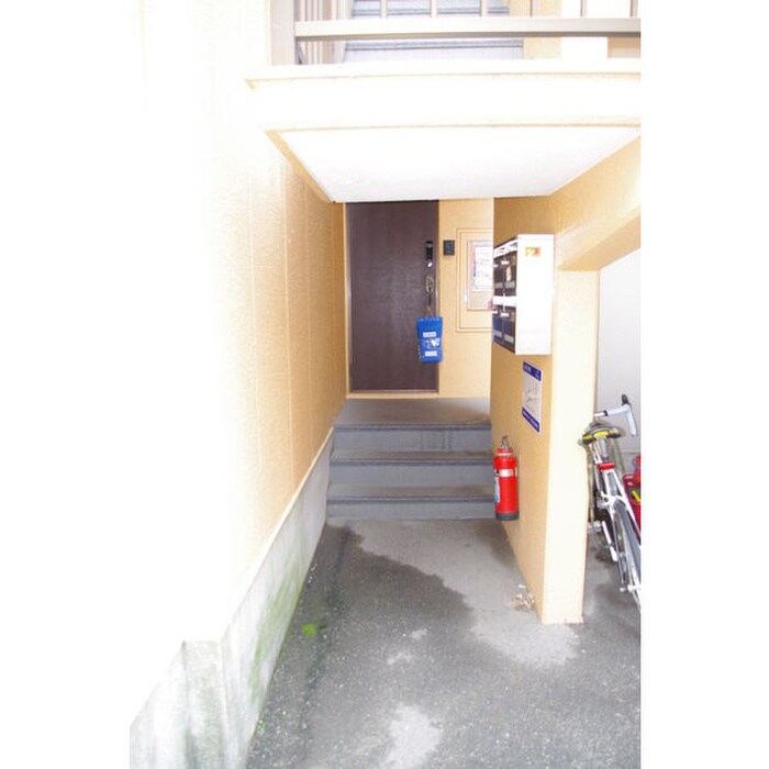 物件外観写真6　(エントランス部分)